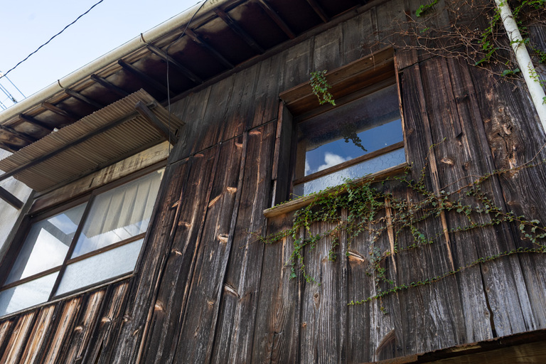 路地の入口にある廃墟