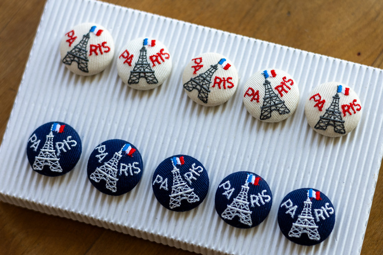 エッフェル塔の刺繍が可愛いくるみボタン
