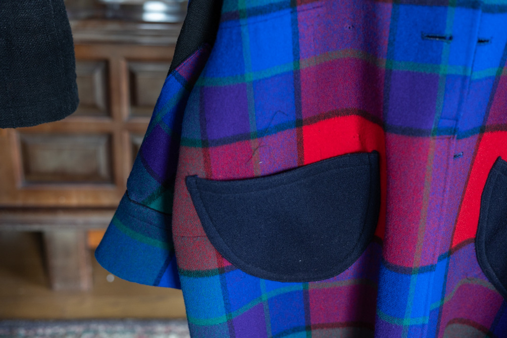 肩の布をポケットに