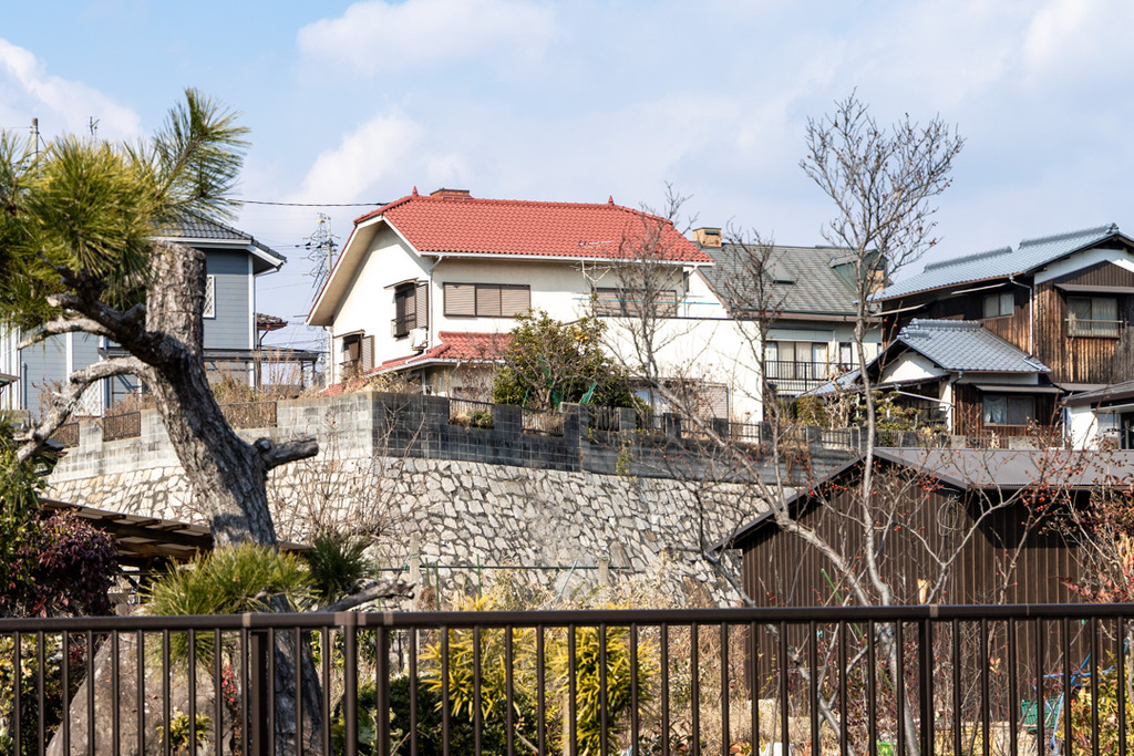 りっぱな石垣が見える