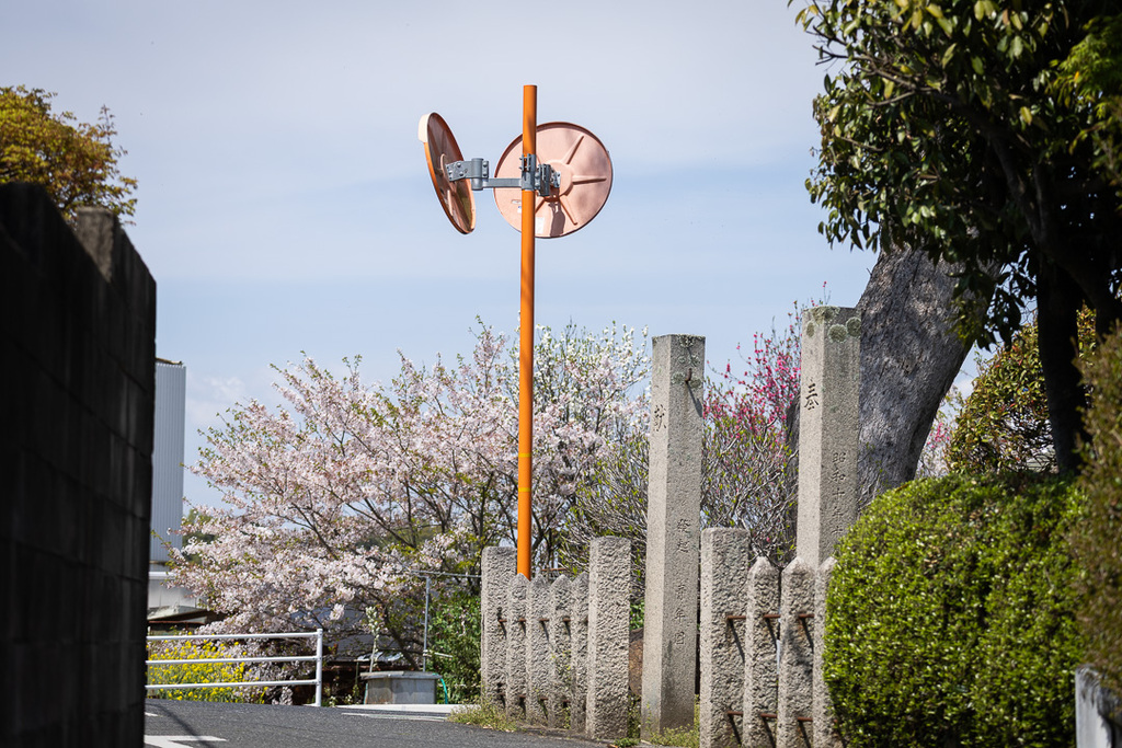 お稲荷さんのある十字路