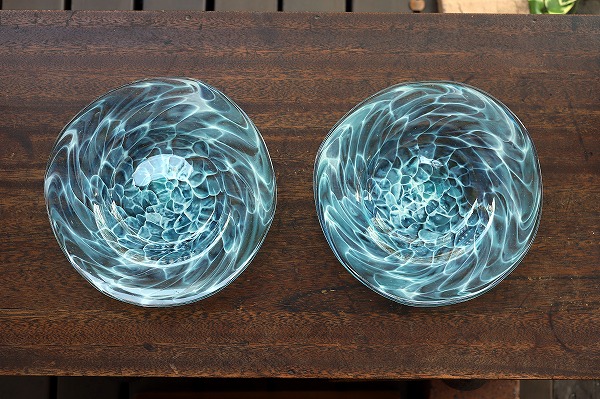 山下理恵さんの青いガラスの皿