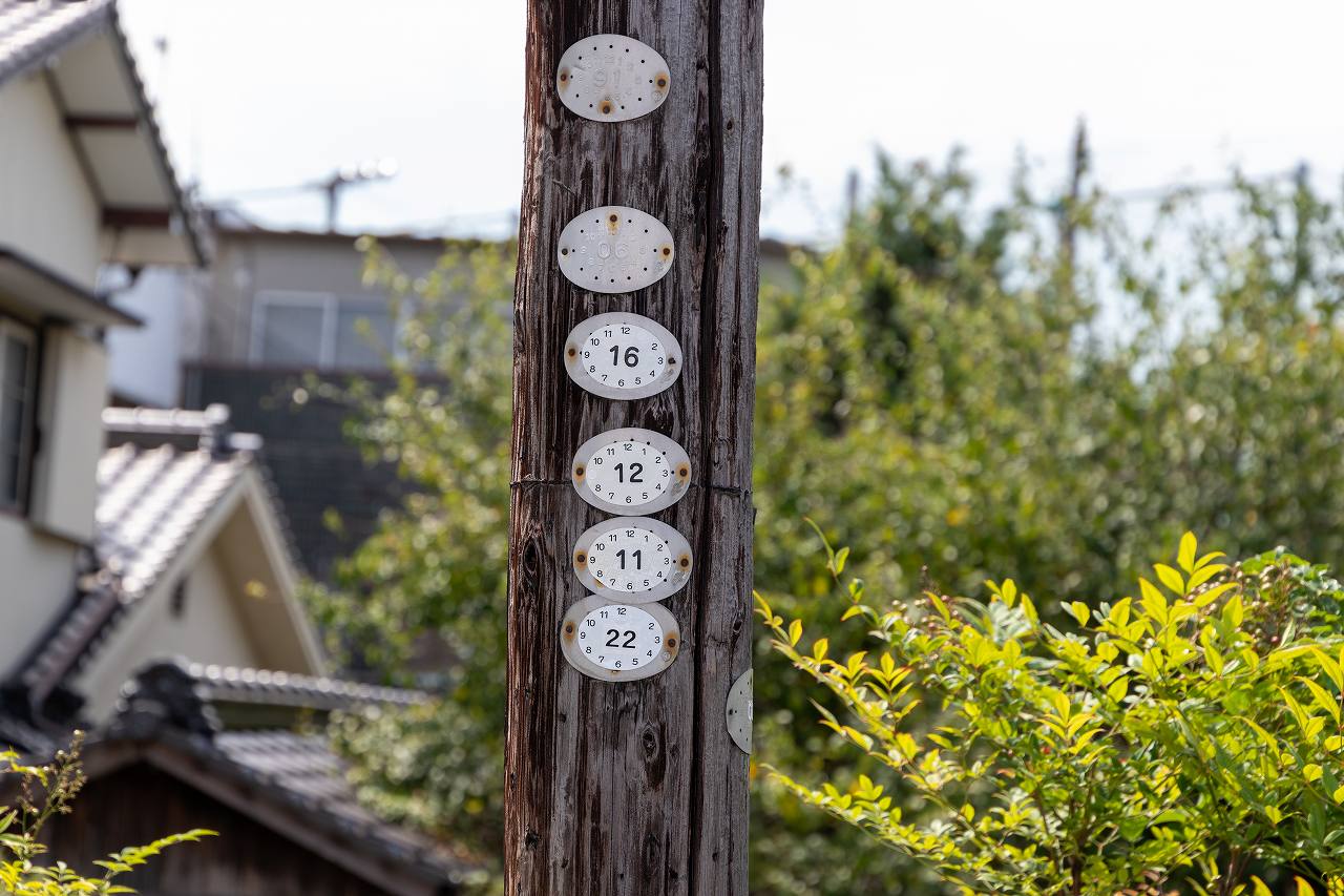 電柱に付けられた番号の札。