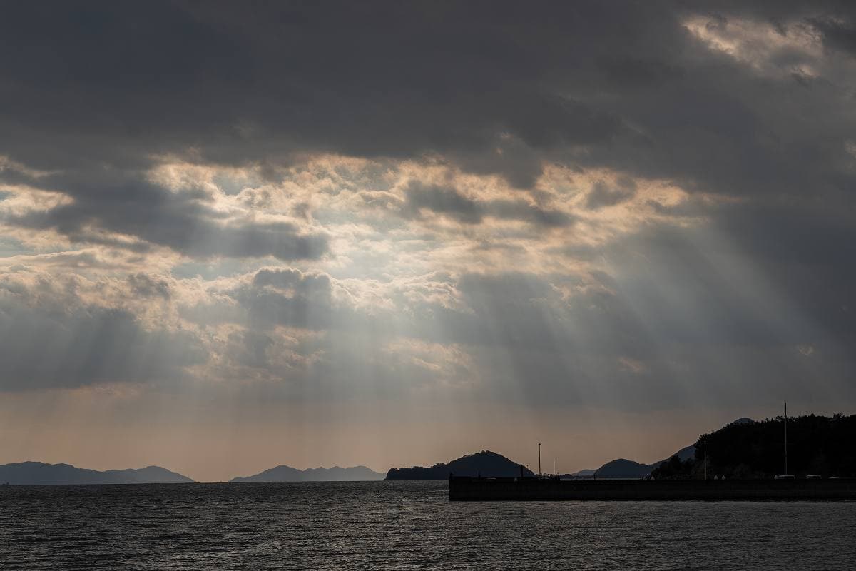 沙美海岸・東の浜雲の切れ間から天使のはしご